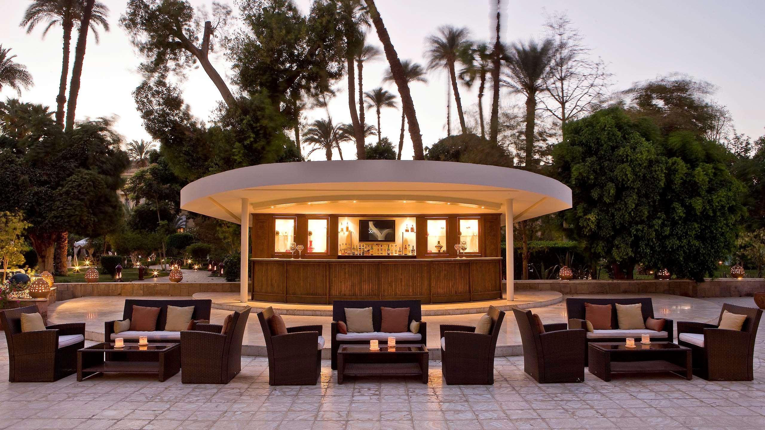 فندق بافيلون وينتر الاقصر الأقصر المظهر الخارجي الصورة The pool bar at the Four Seasons Hotel, Cairo