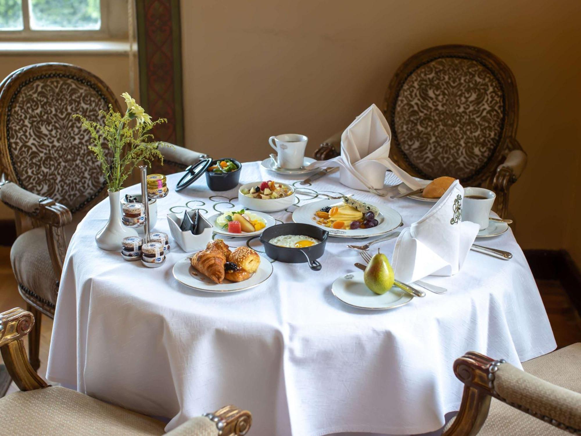 فندق بافيلون وينتر الاقصر الأقصر المظهر الخارجي الصورة A table set for breakfast