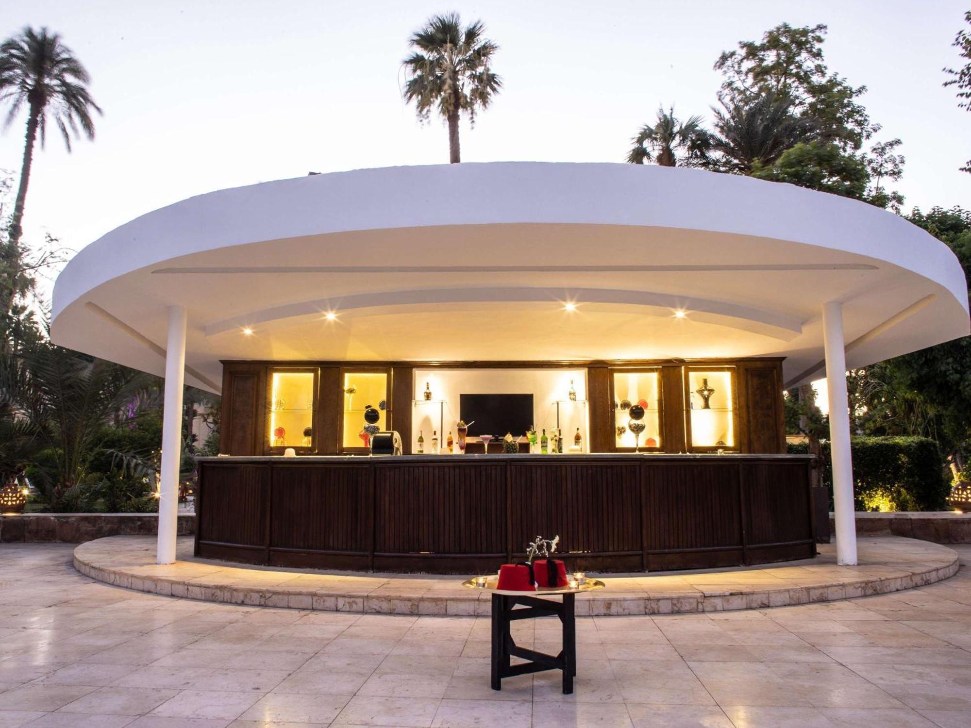 فندق بافيلون وينتر الاقصر الأقصر المظهر الخارجي الصورة The bar at the pool