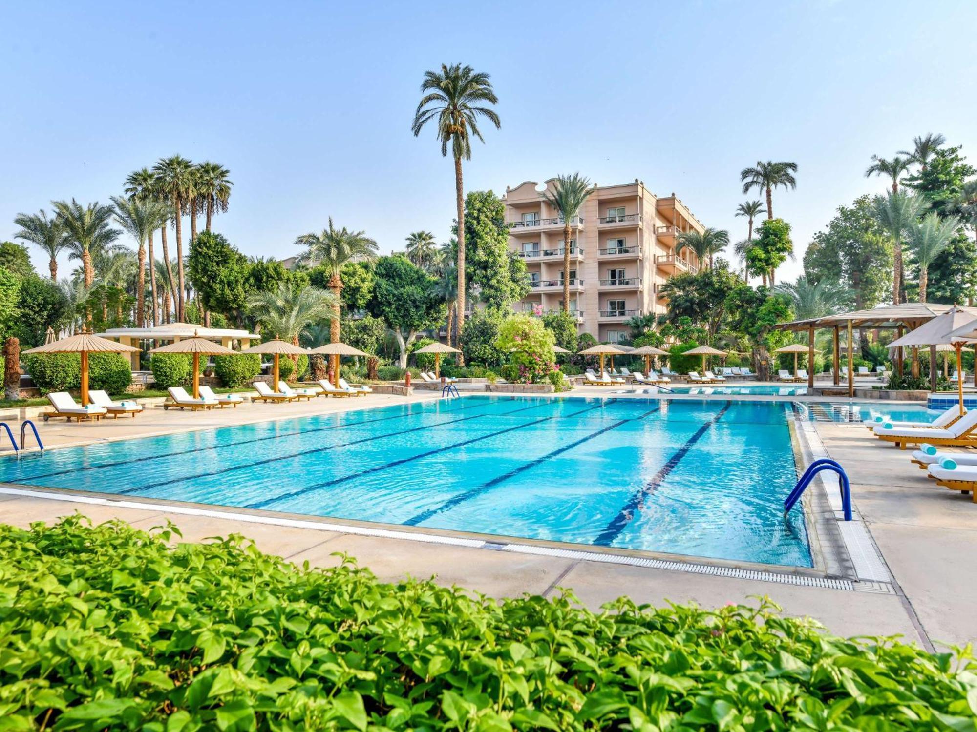 فندق بافيلون وينتر الاقصر الأقصر المظهر الخارجي الصورة The swimming pool at the Four Seasons Hotel, Cairo at Nile Plaza