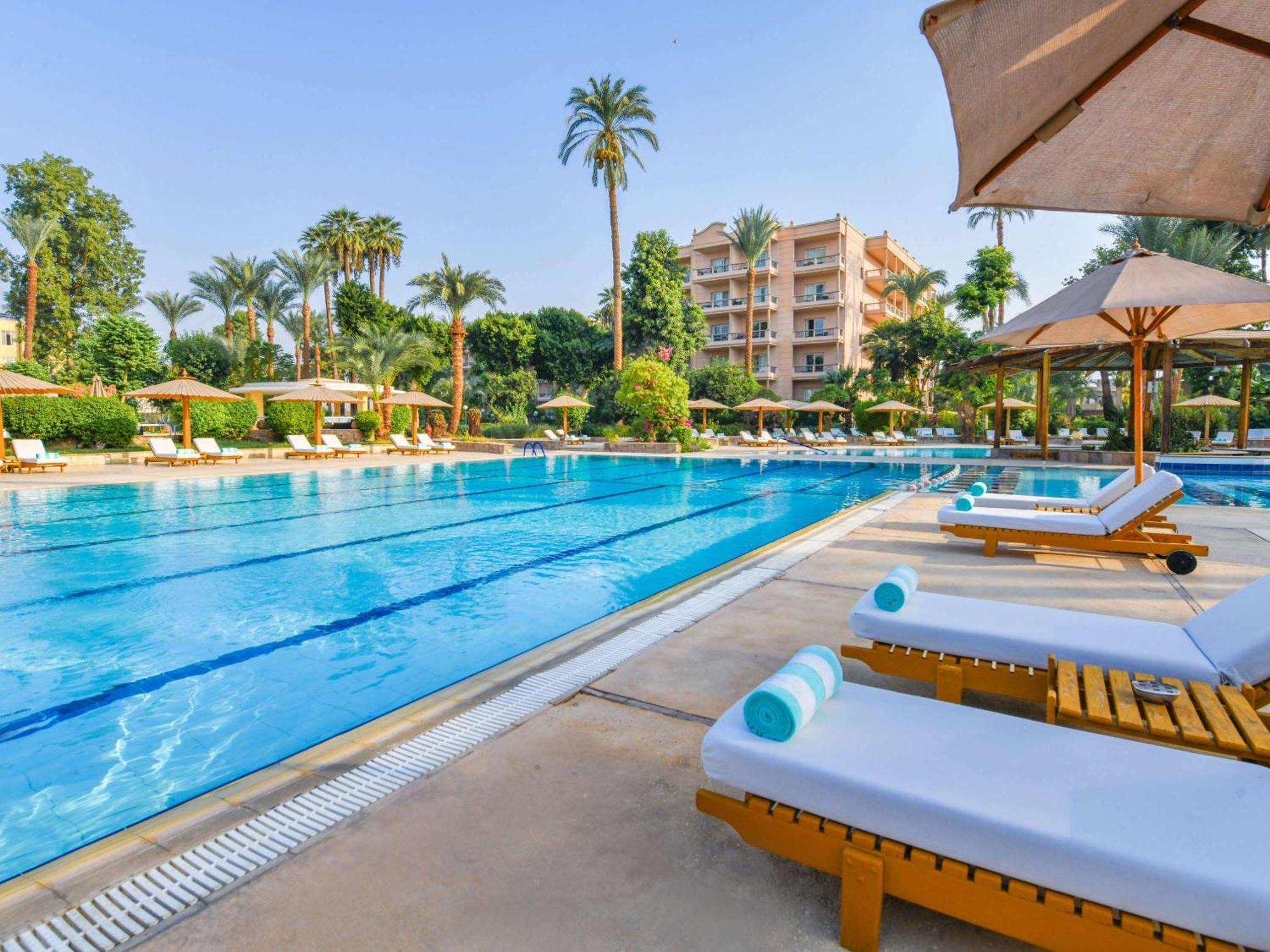 فندق بافيلون وينتر الاقصر الأقصر المظهر الخارجي الصورة The pool at the Four Seasons Hotel, Cairo