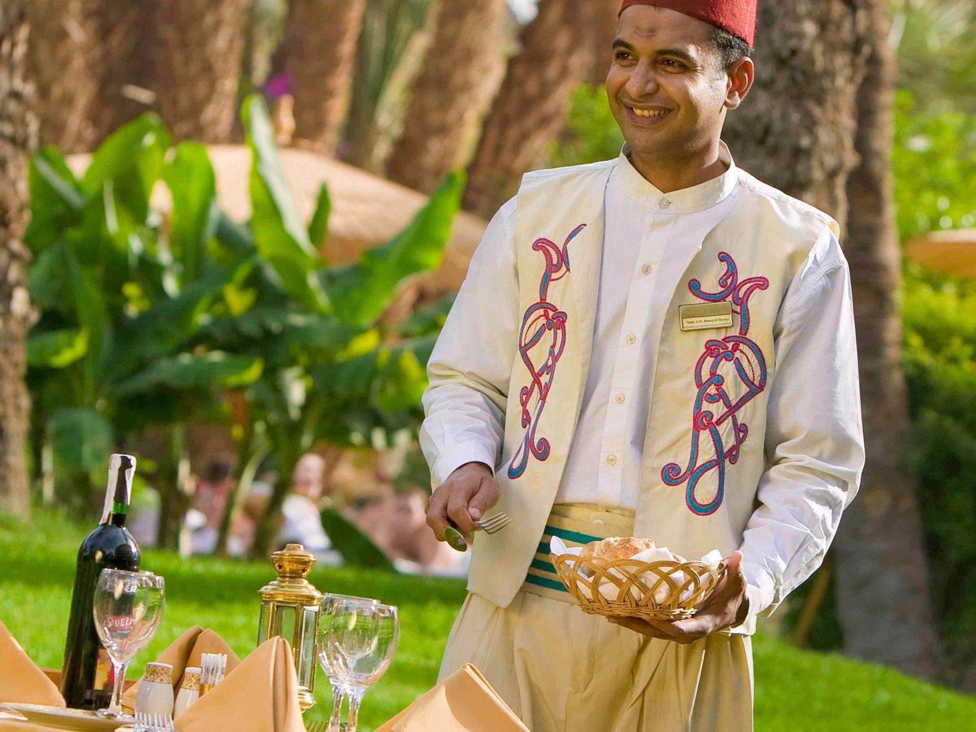 فندق بافيلون وينتر الاقصر الأقصر المظهر الخارجي الصورة A waiter at the hotel