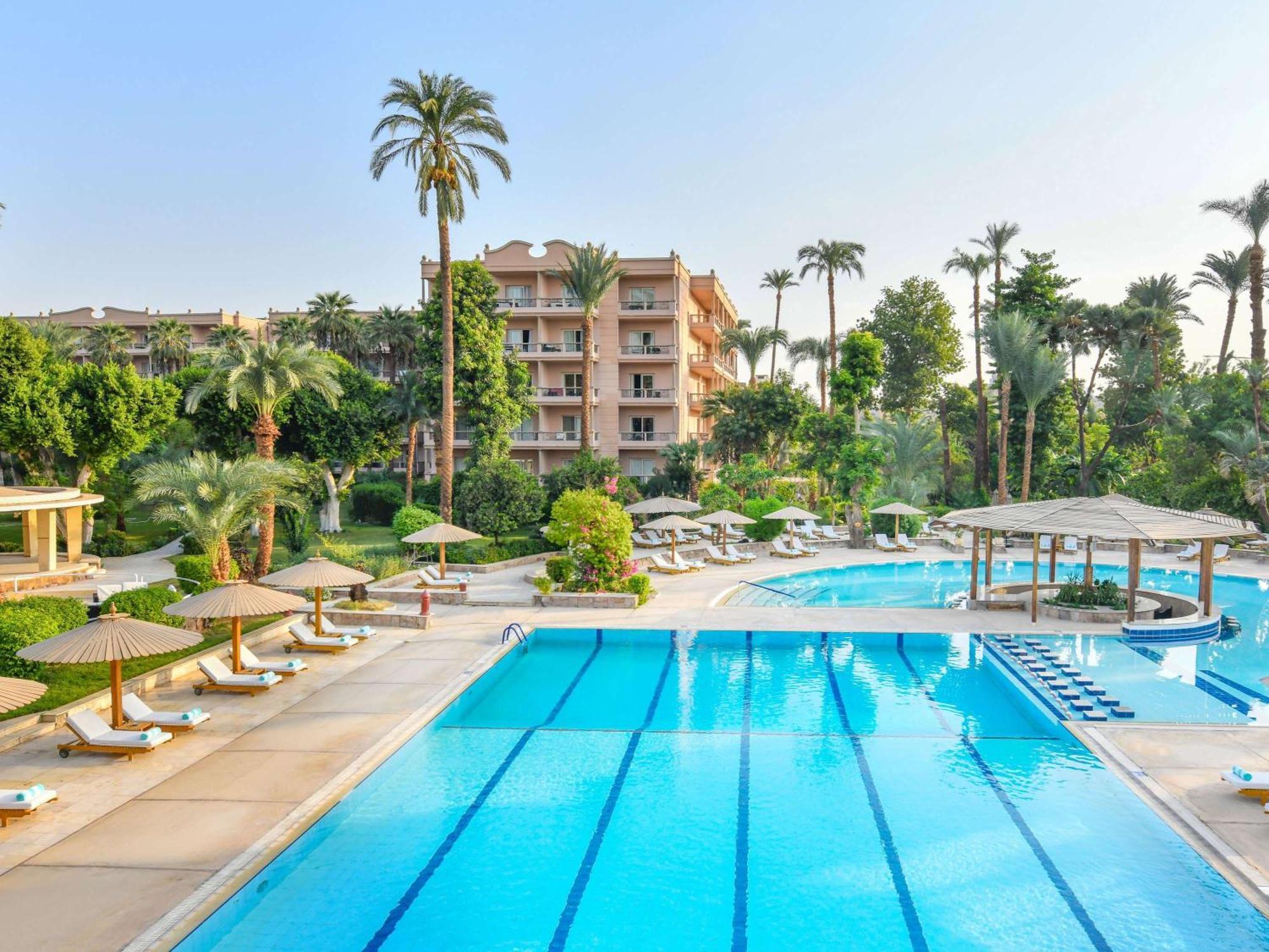 فندق بافيلون وينتر الاقصر الأقصر المظهر الخارجي الصورة The swimming pool at the Four Seasons Hotel, Cairo at Nile Plaza